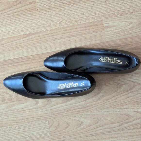 Naturalizer Leather "Soft Shoes" Pumps - Picture 3 of 10